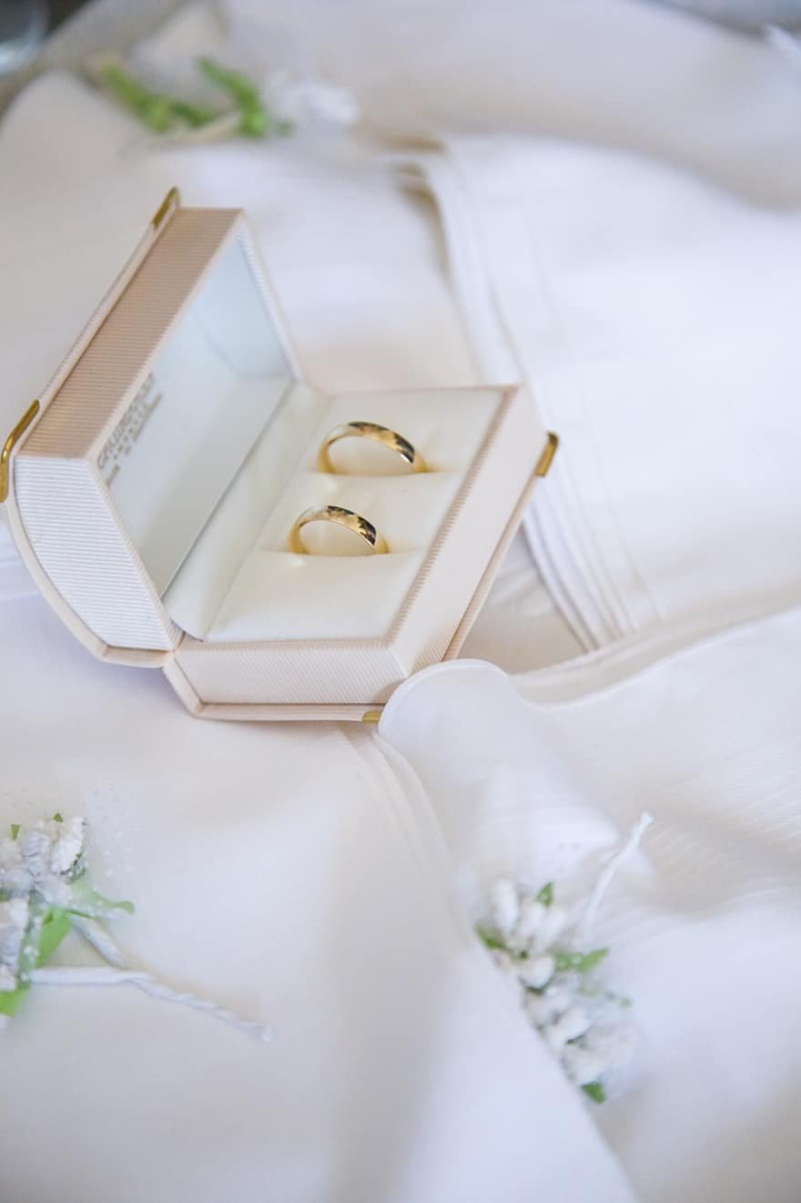 Свадебные кольца в коробочке