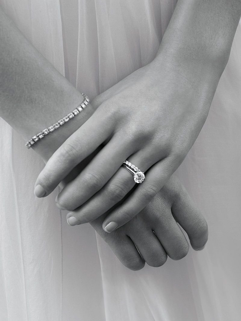 Обручальные и помолвочные кольца на одном пальце