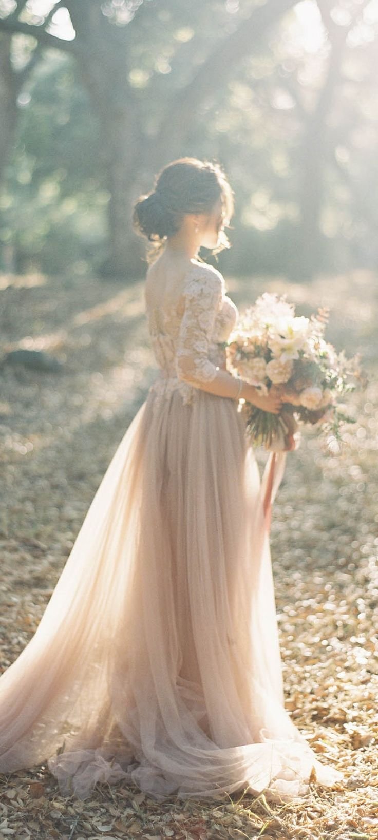 Бежевое свадебное платье
