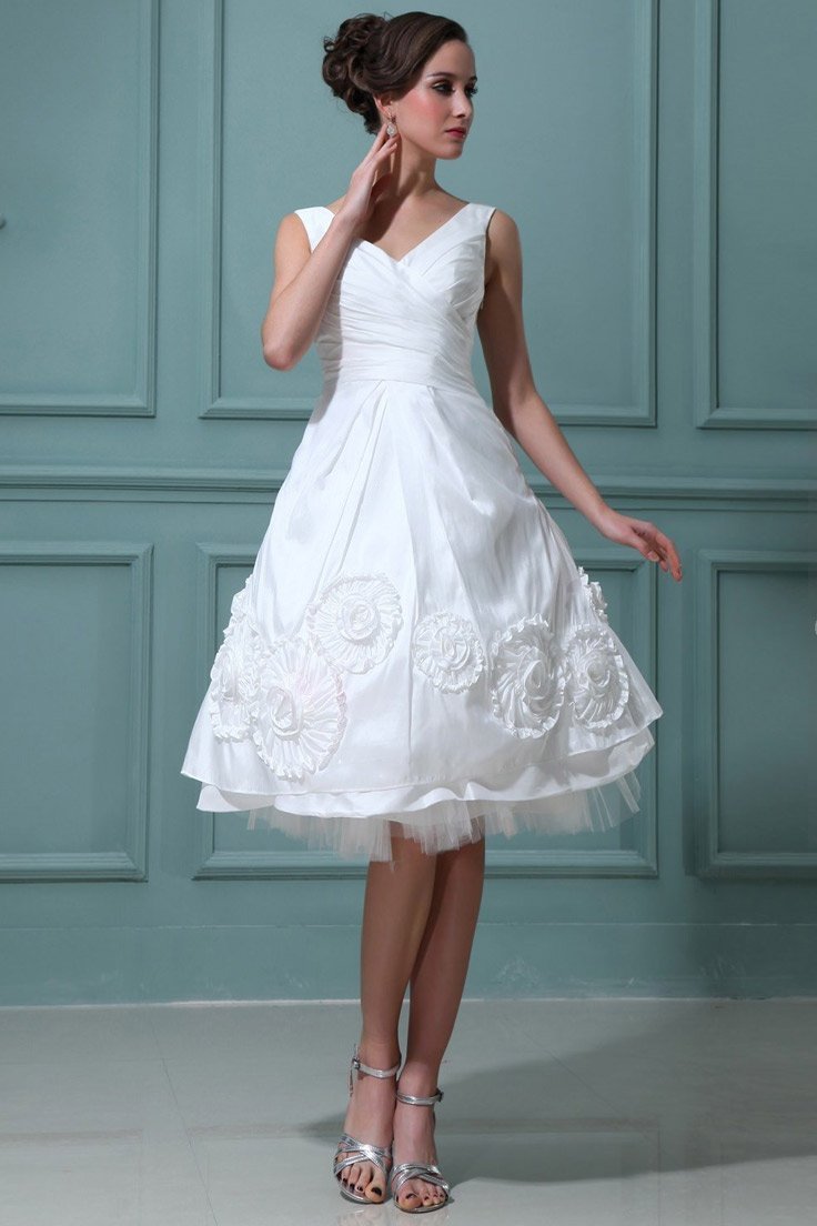 Красивое белое короткое платье модное 2022 год