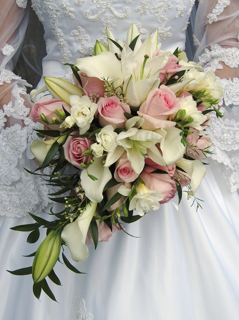 Букет для невесты каскадный лилии