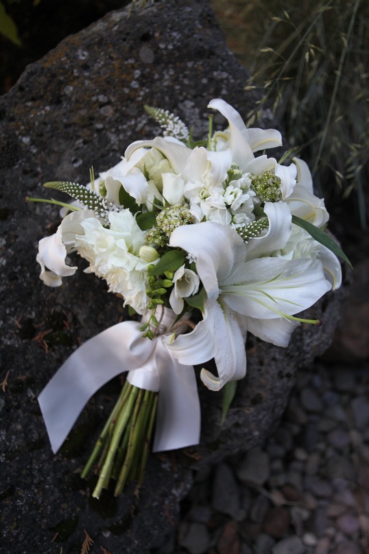 Свадебный букет невесты лилии