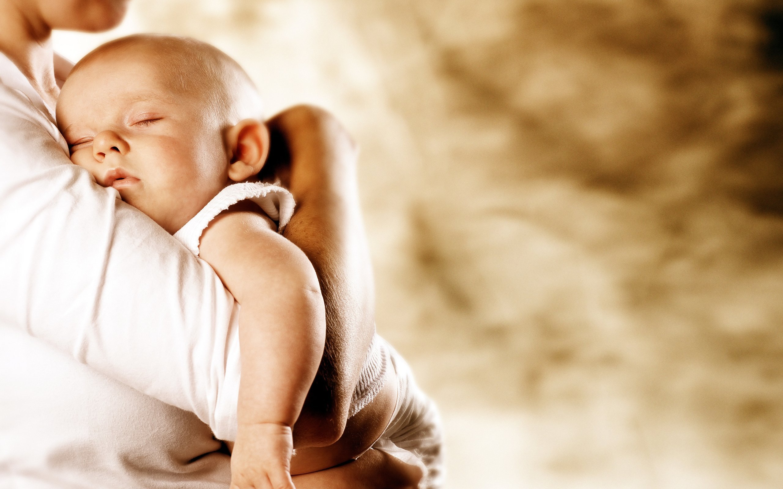 День сыновей клип. Картинки для младенцев. Мама с малышом на руках. Маленький ребенок на руках. Детям о счастье.