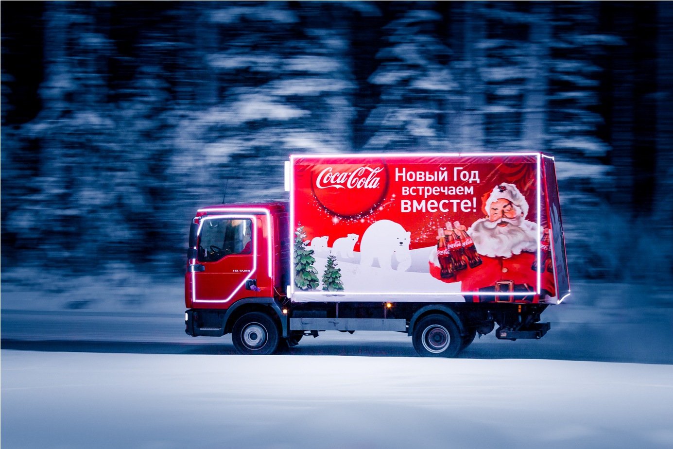 Новогодние рекламы 2024. Новогодние Грузовики Coca-Cola. Реклама на грузовых автомобилях. Машина Кока кола Новогодняя. Новогодний фургон.