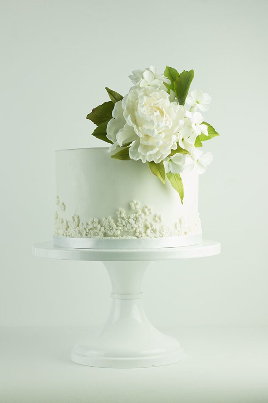 Белый торт с цветами