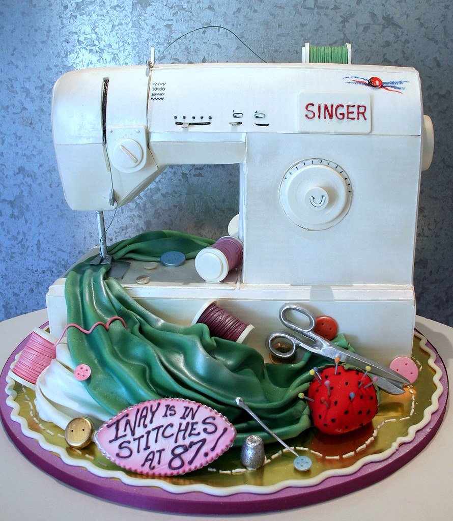 Торт в виде швейной машинки