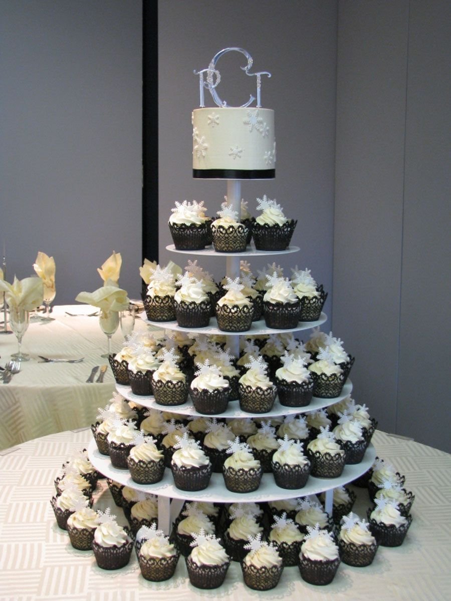 Свадебный торт и пирожные