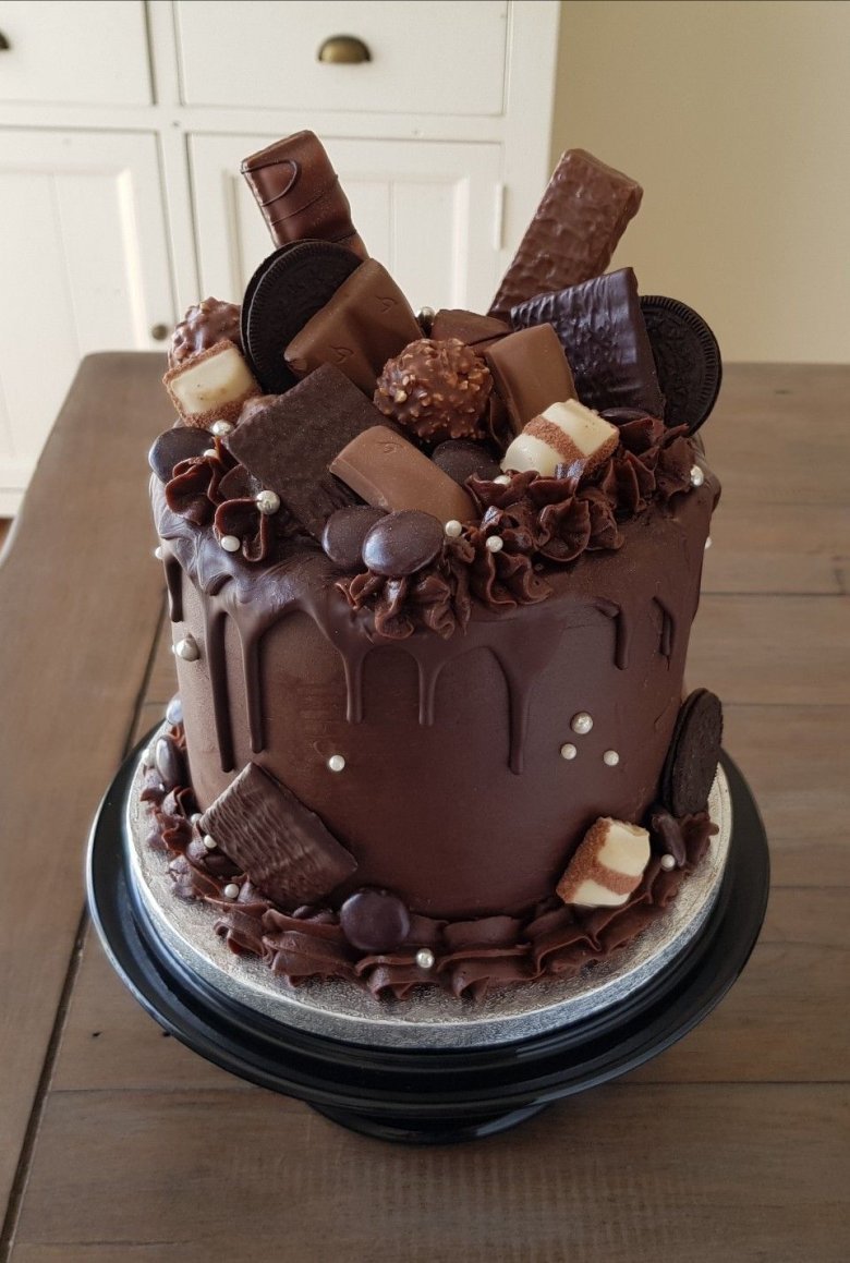 Двухэтажный шоколадный торт