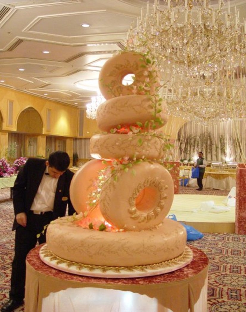 Самый высокий торт в мире