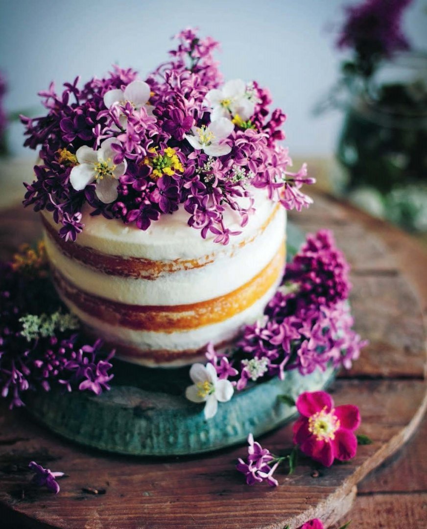 Торт с засахаренными цветами