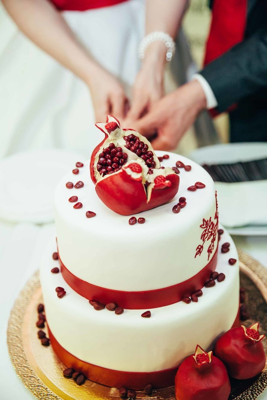 Торт на гранатовую свадьбу