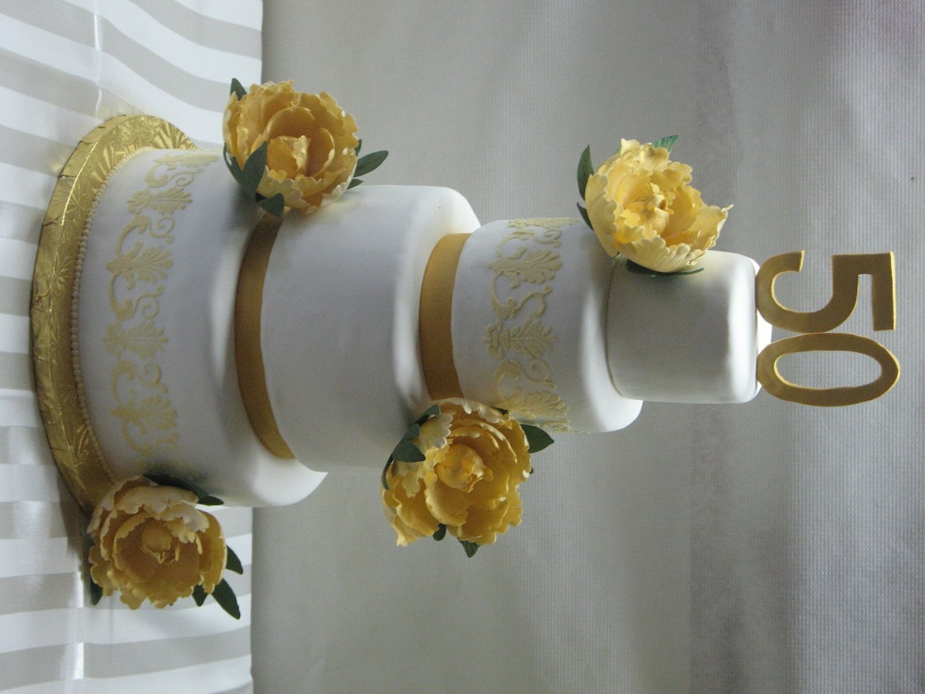 Золотая свадьба купить. Торт на золотую свадьбу. Украшение торта на золотую свадьбу. Торт на 50 лет свадьбы. Золотая свадьба торт для родителей.