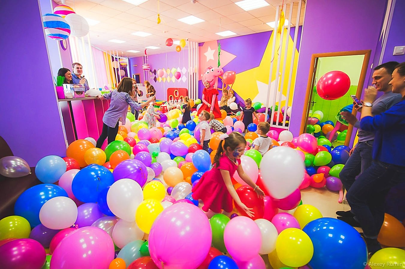 Отметить день рождения ребенка 3 года. Детский праздник. Шоу шаров на детский праздник. Праздничная комната на день рождения. Детский день рождения.