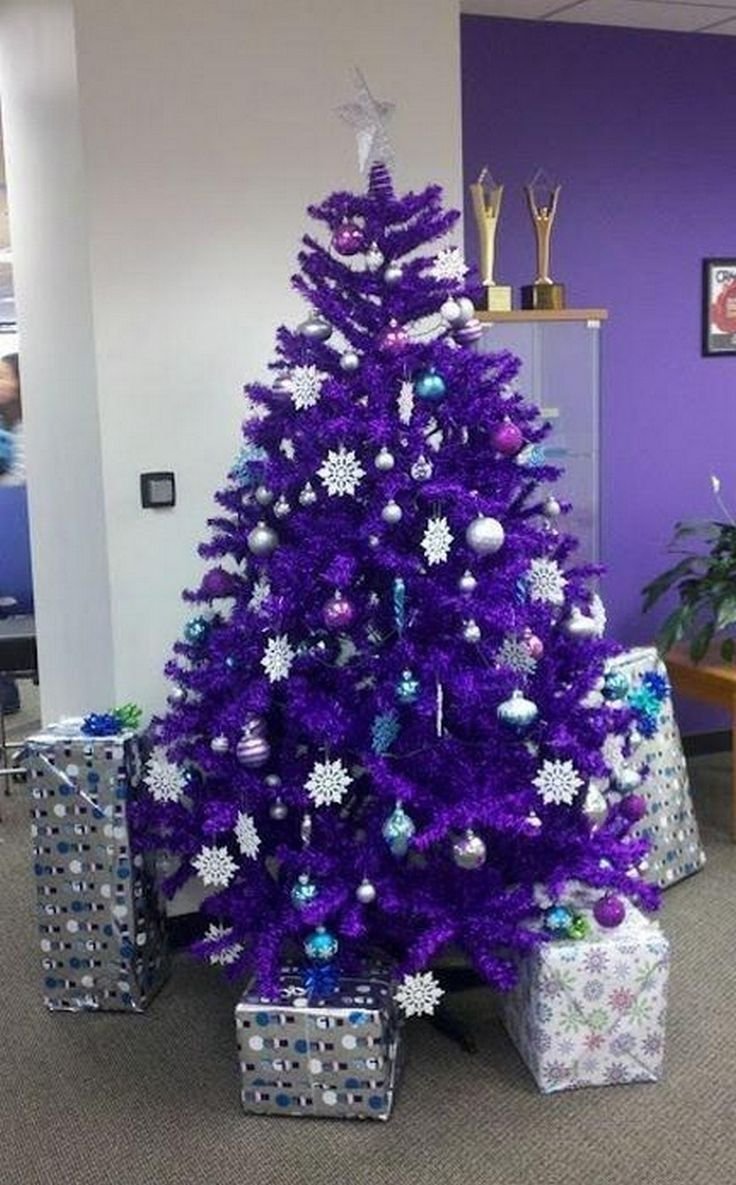 Новогодняя елка в фиолетовом цвете