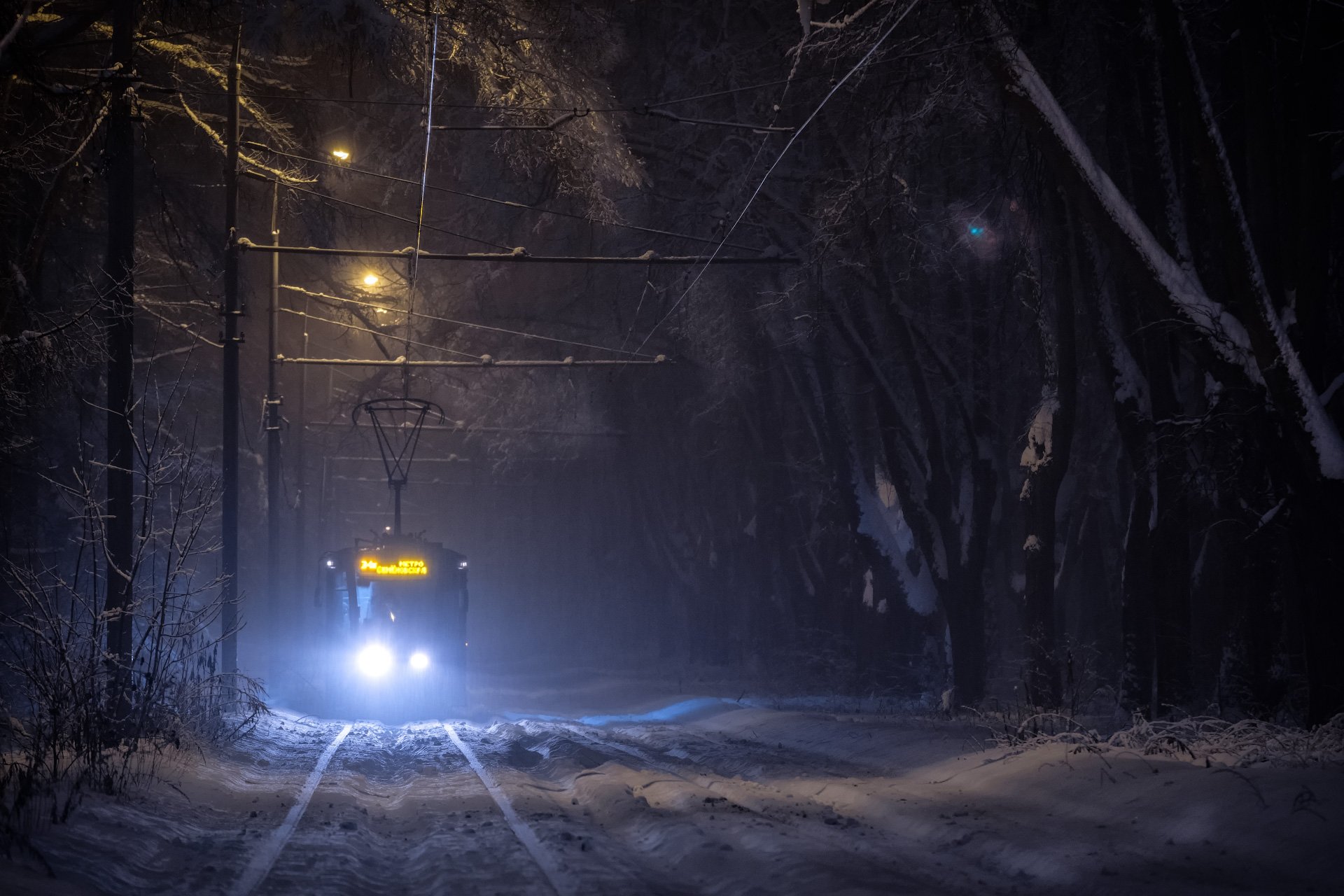 Ночные сугробы. Снегопад ночью. Снег фонарь. Ночной трамвай. Фонарь ночью.