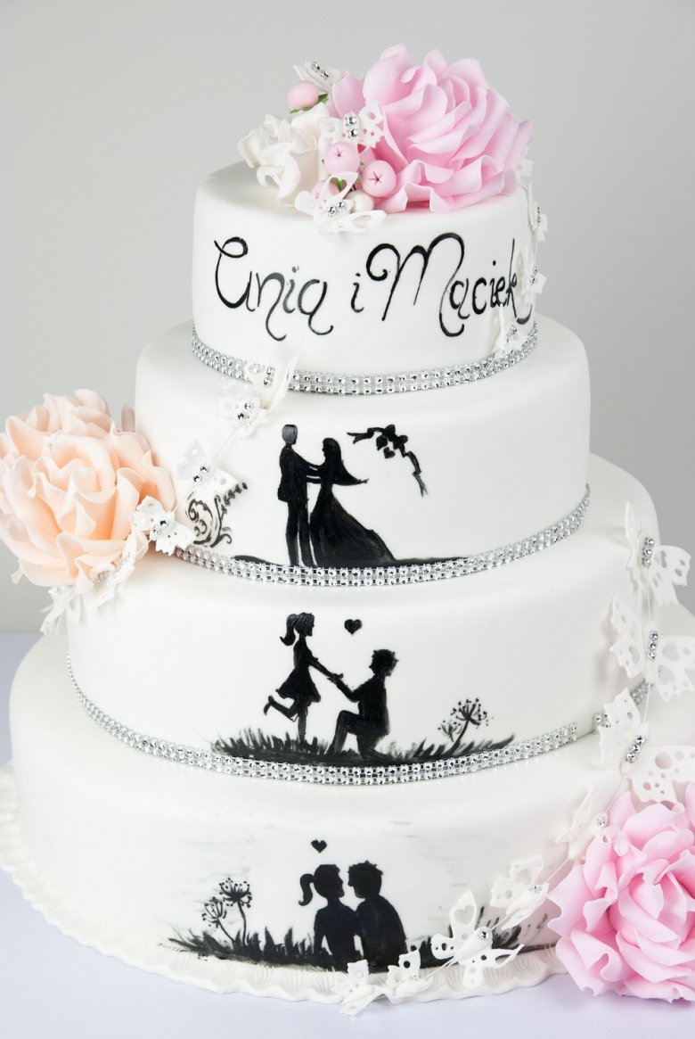 Свадебный торт с бусинами и цветами
