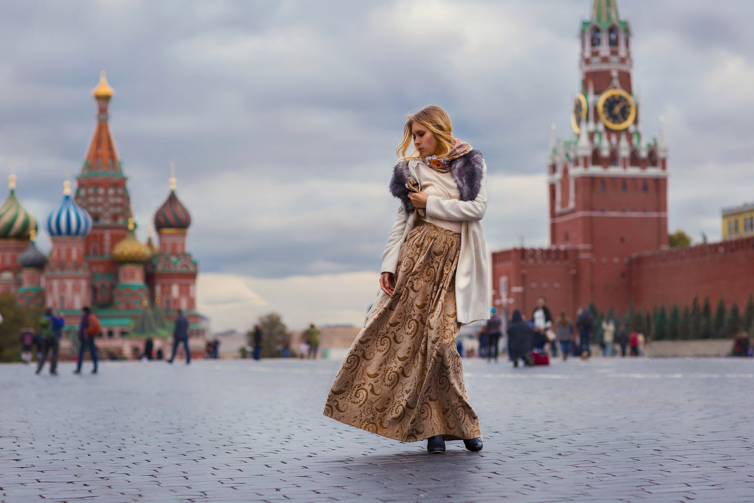 Кремлевская женщина. Девушка на красной площади. Фотосессия в Кремле. Фотосессия на красной площади. Красивая девушка на красной площади.