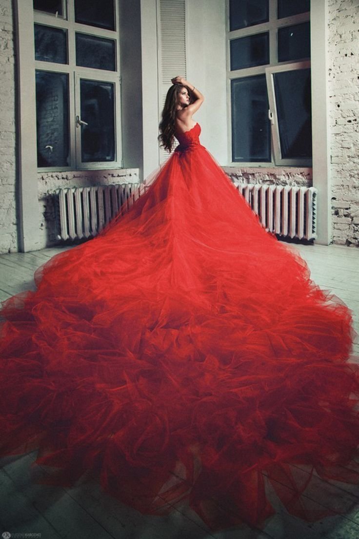 Девушка в пышном Красном платье со спины