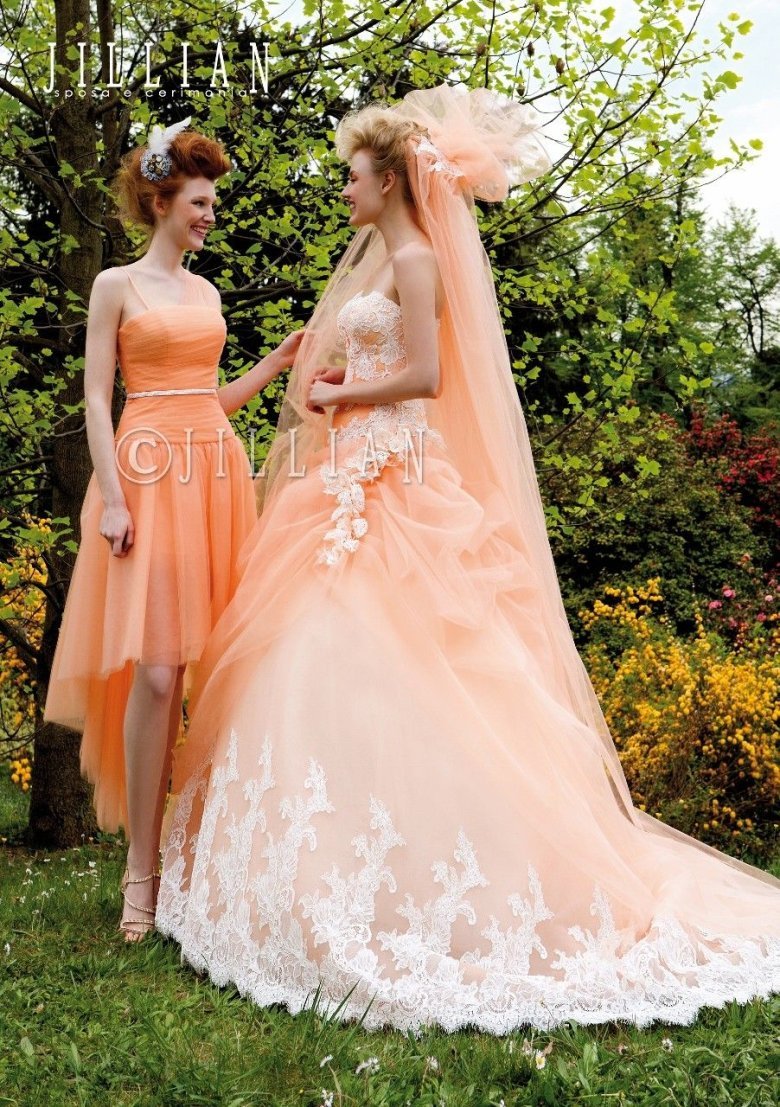 Невеста в персиковом платье