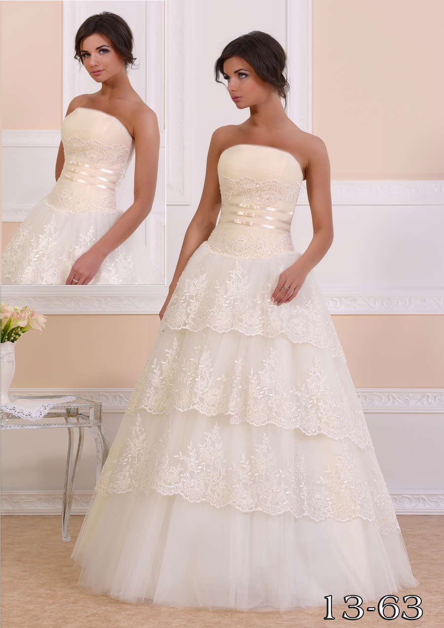 Примерка свадебного платья в салоне