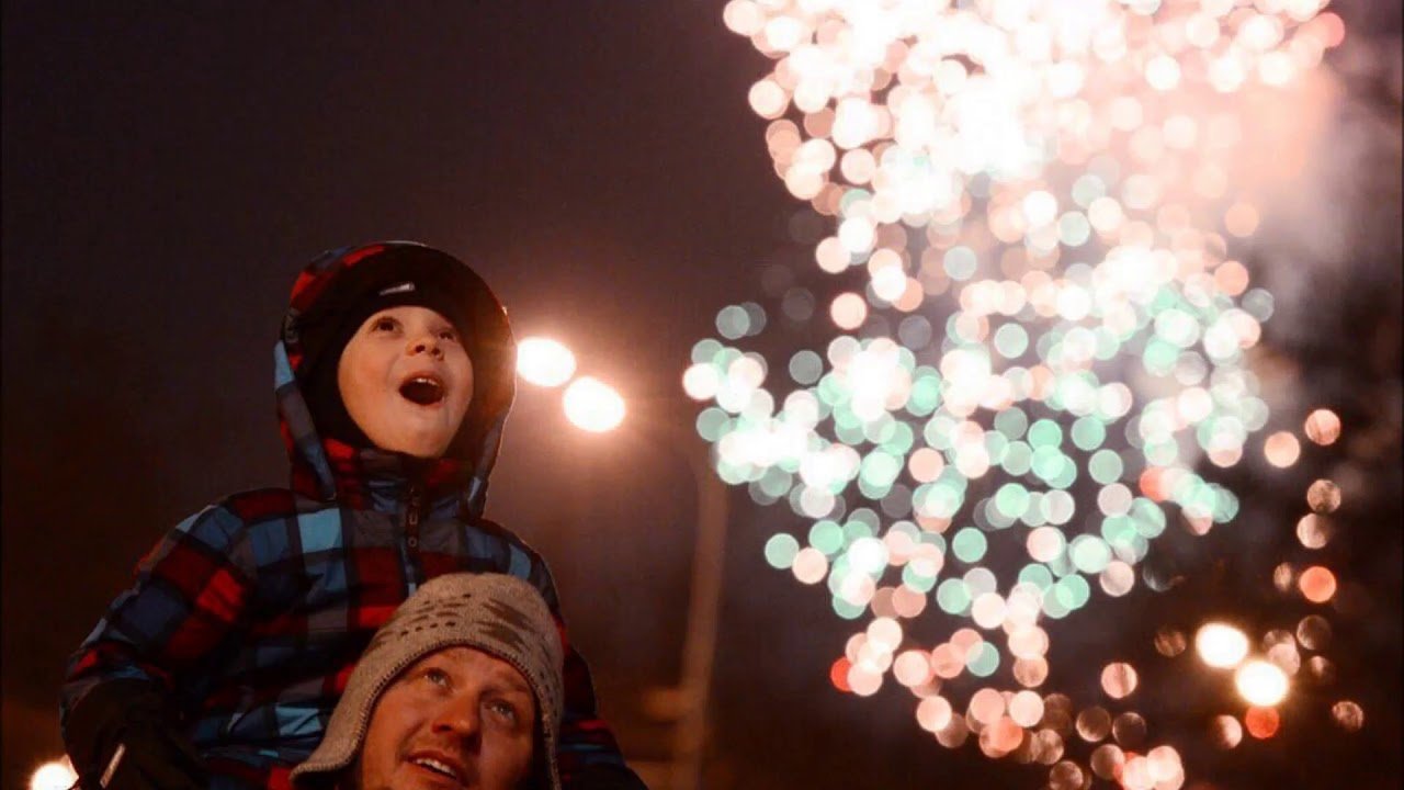 Радуюсь новому году. Фейерверк для детей. Люди запускают фейерверки на новый год. Дети запускают фейерверки. Новогодние эмоции.