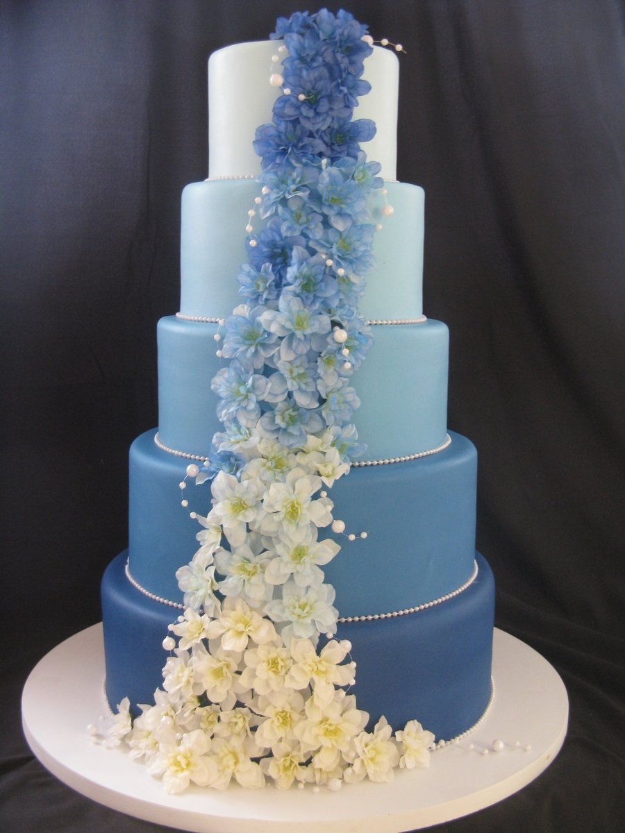Свадебный торт голубого цвета