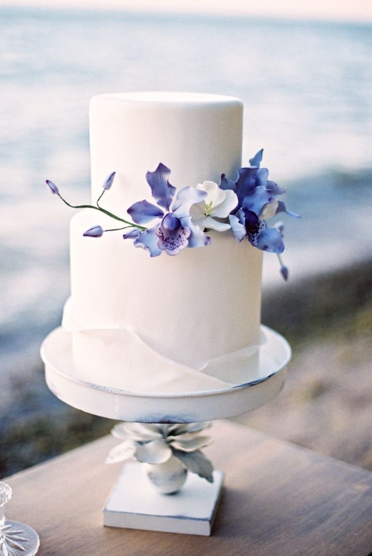 Свадебный торт в голубых тонах с живыми цветами