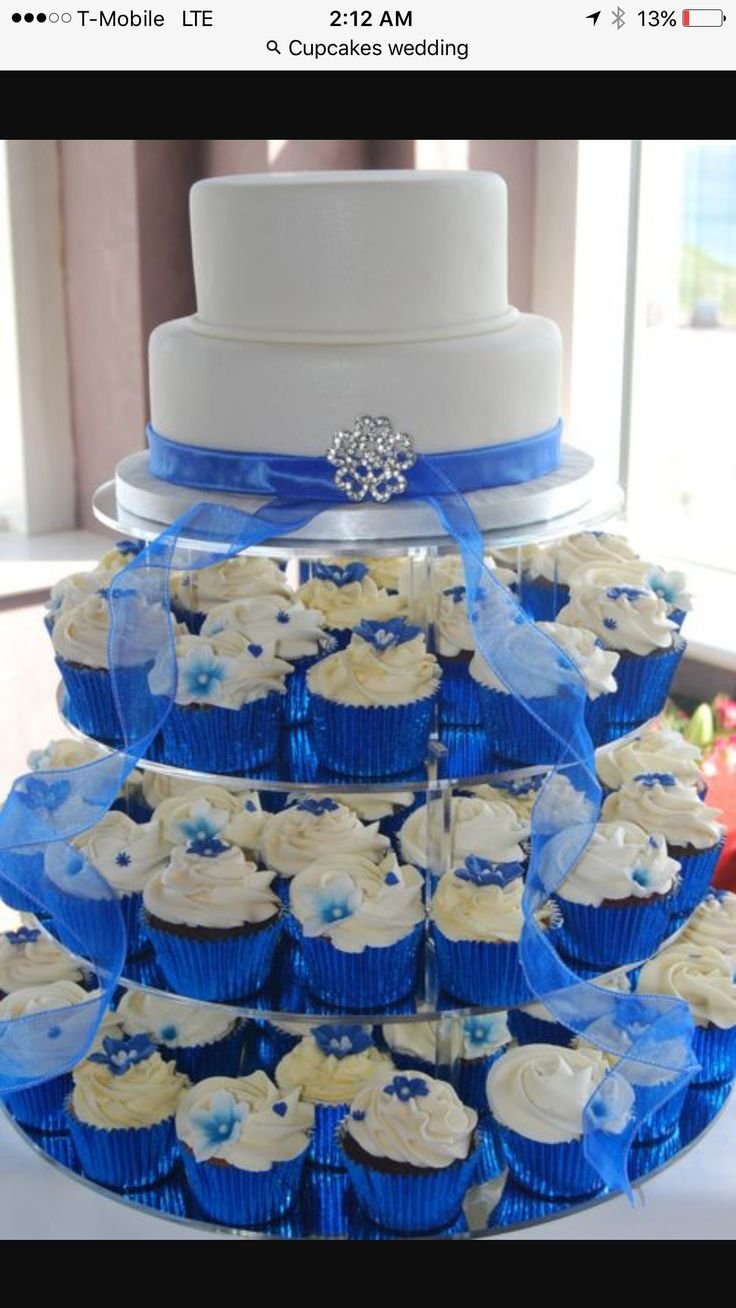 Свадебный торт с капкейками в синем цвете
