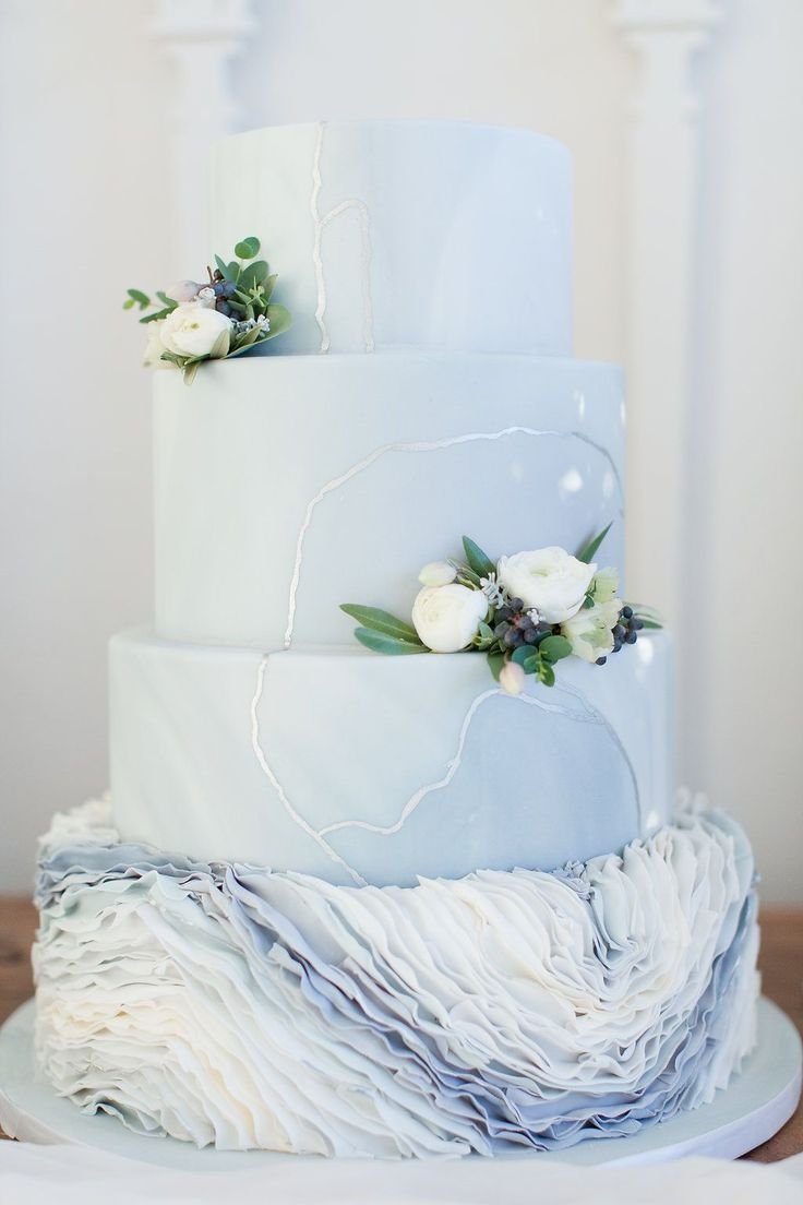 Свадебный торт в бело голубых тонах