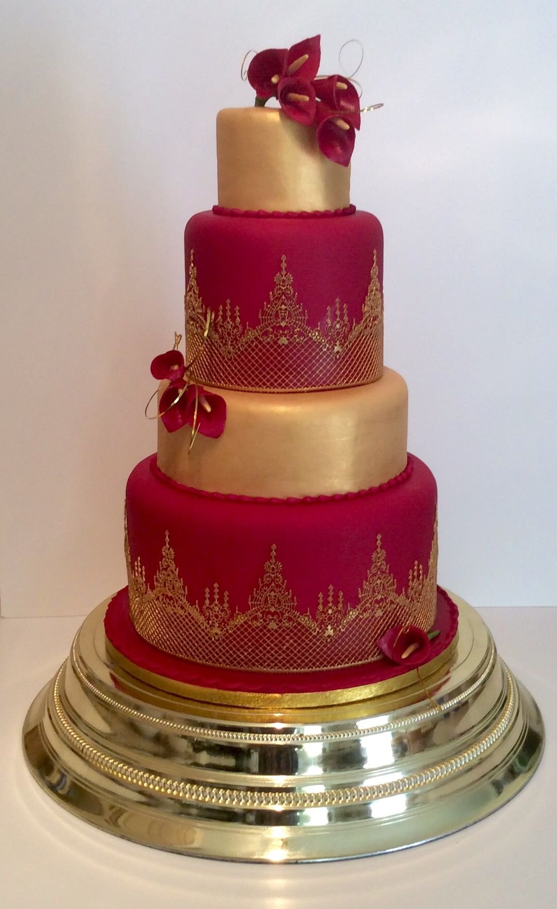 Торт красно золотой. Красивый торт красно золотой. Торт в красно золотых тонах. Торт золотистый с красным. Торт бордовый с золотым.