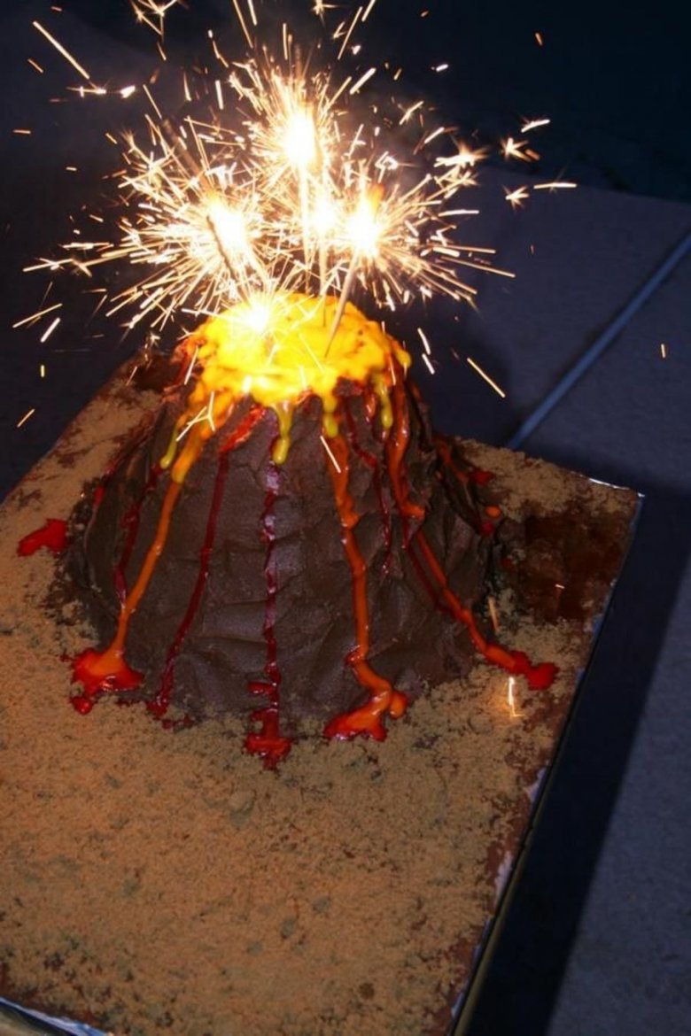 Торт в виде вулкана для ребенка