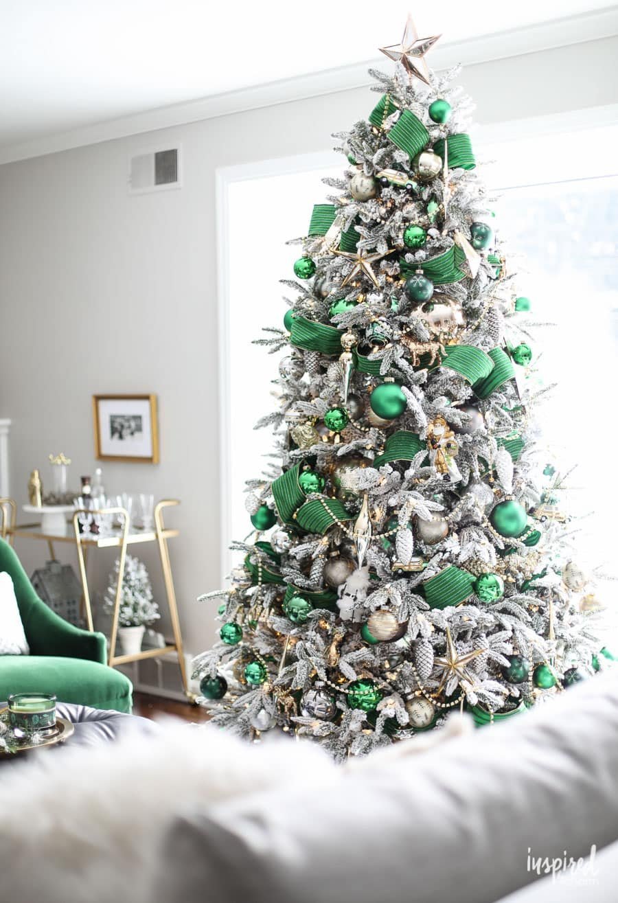 Белая елка с зелеными шарами