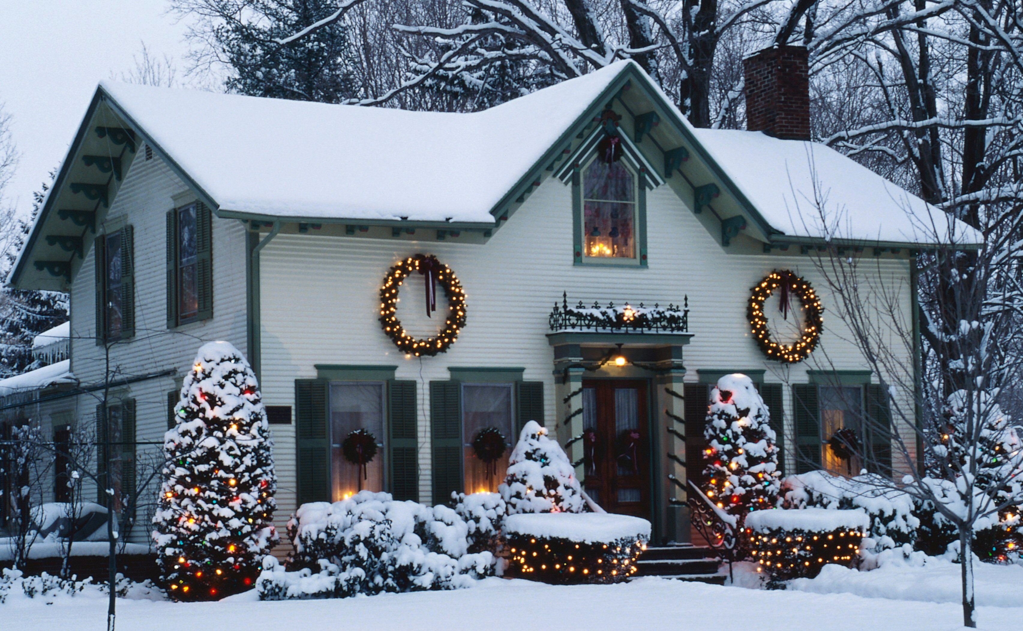 New year house. Украшение дома к новому году снаружи. Новогодний дом. Новогоднее украшение загородного дома. Новогоднее украшение фасада дома.