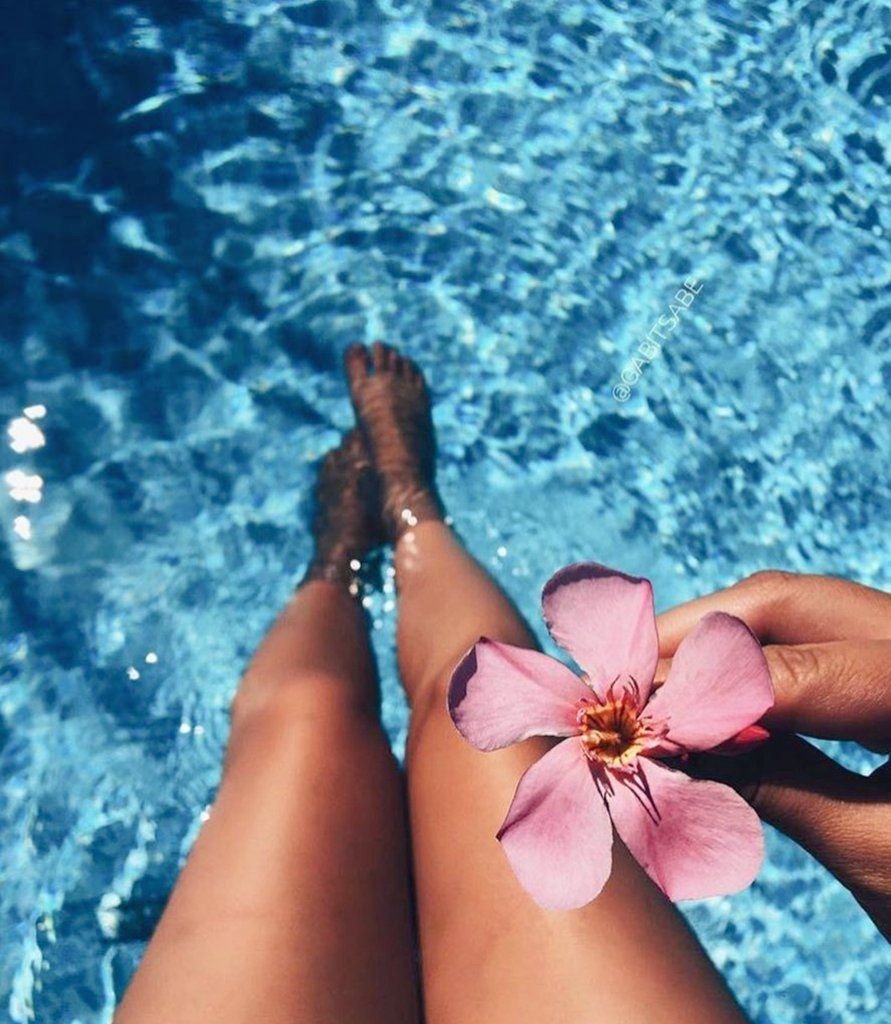 Фотосессия в бассейне с цветами