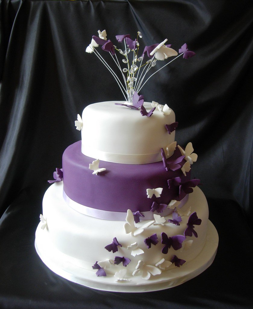 Свадебный торт в фиолетовых тонах двухэтажный