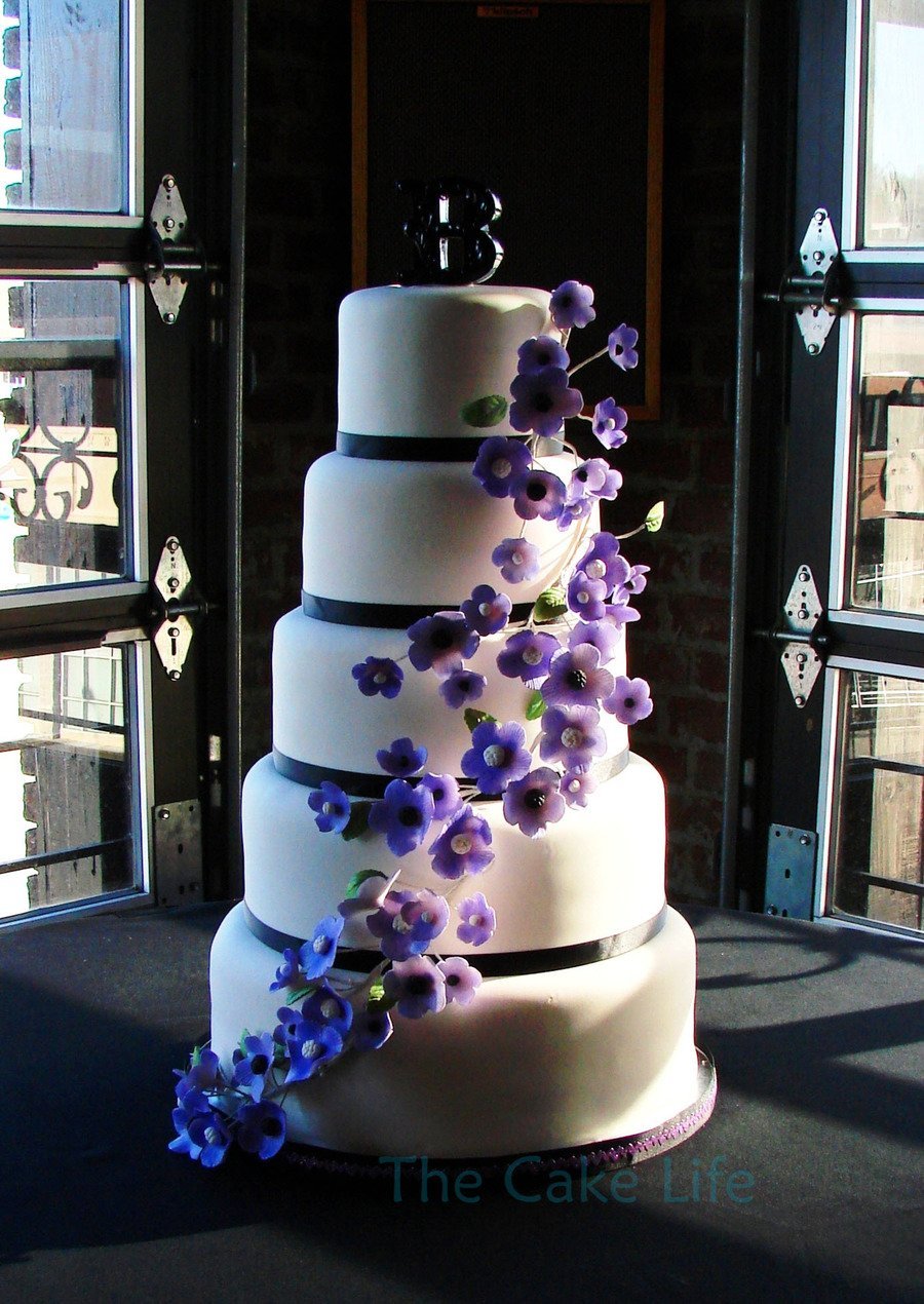 Торт свадебный в лиловом цвете двухэтажный