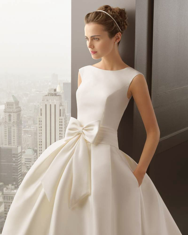 Белое платье с бантом