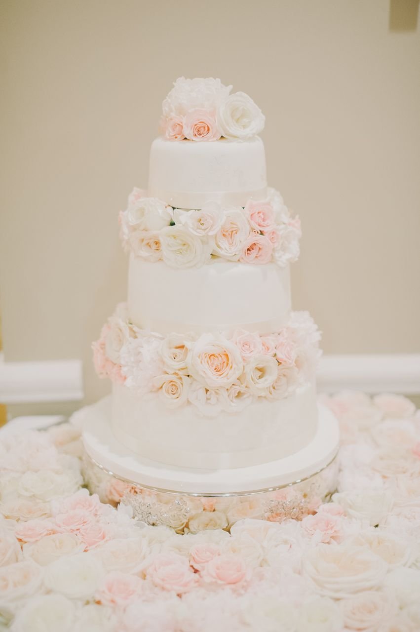Свадебный торт со свежими цветами
