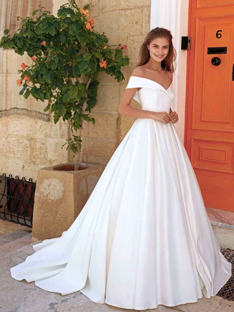 Свадебное платье со спущенными рукавами
