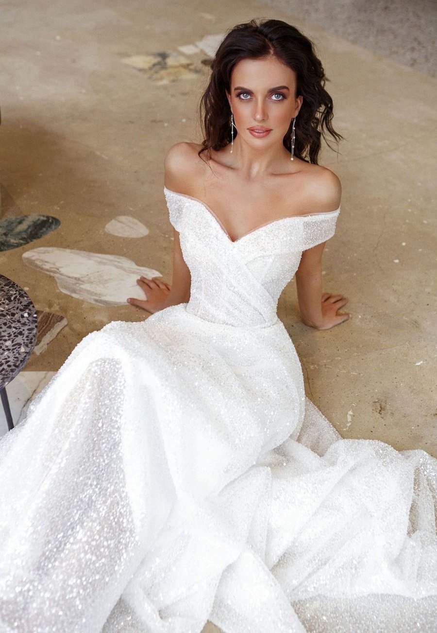 Атласное свадебное платье с открытыми плечами
