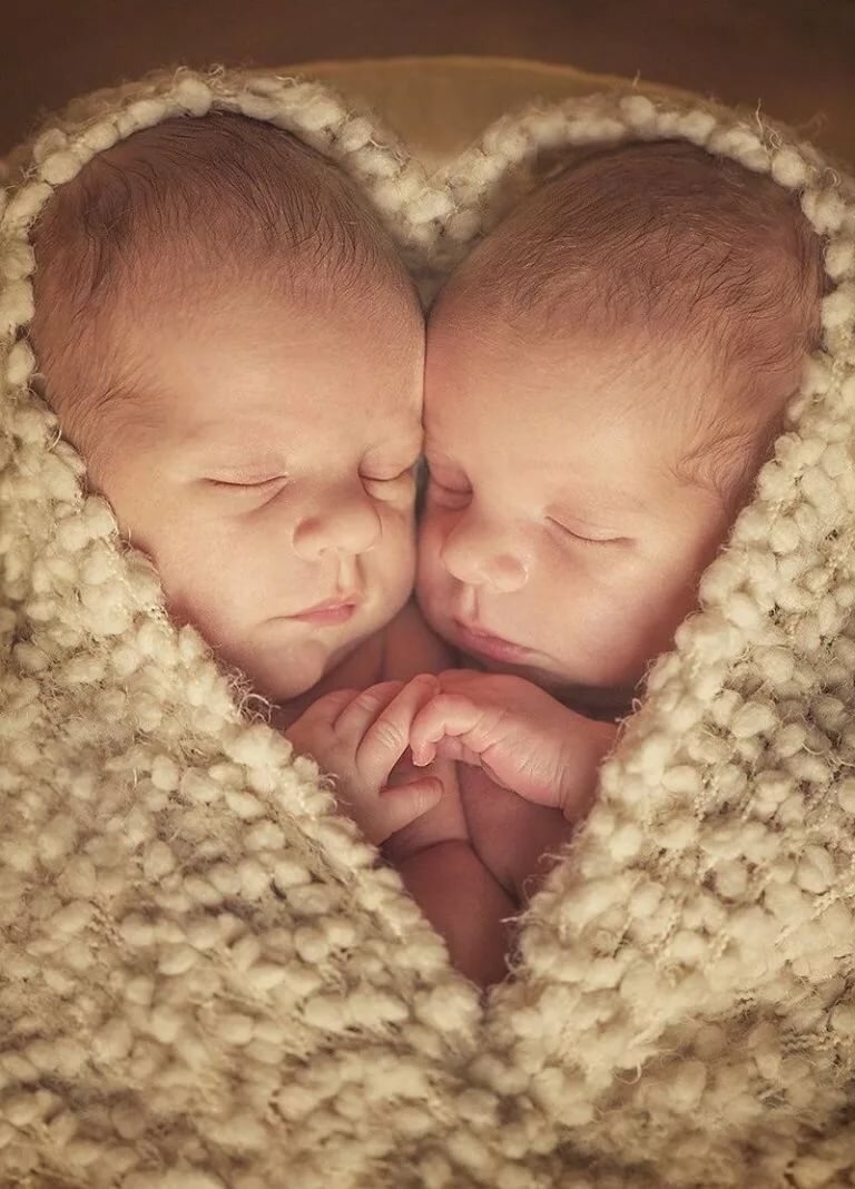 С рождением близнецов девочек