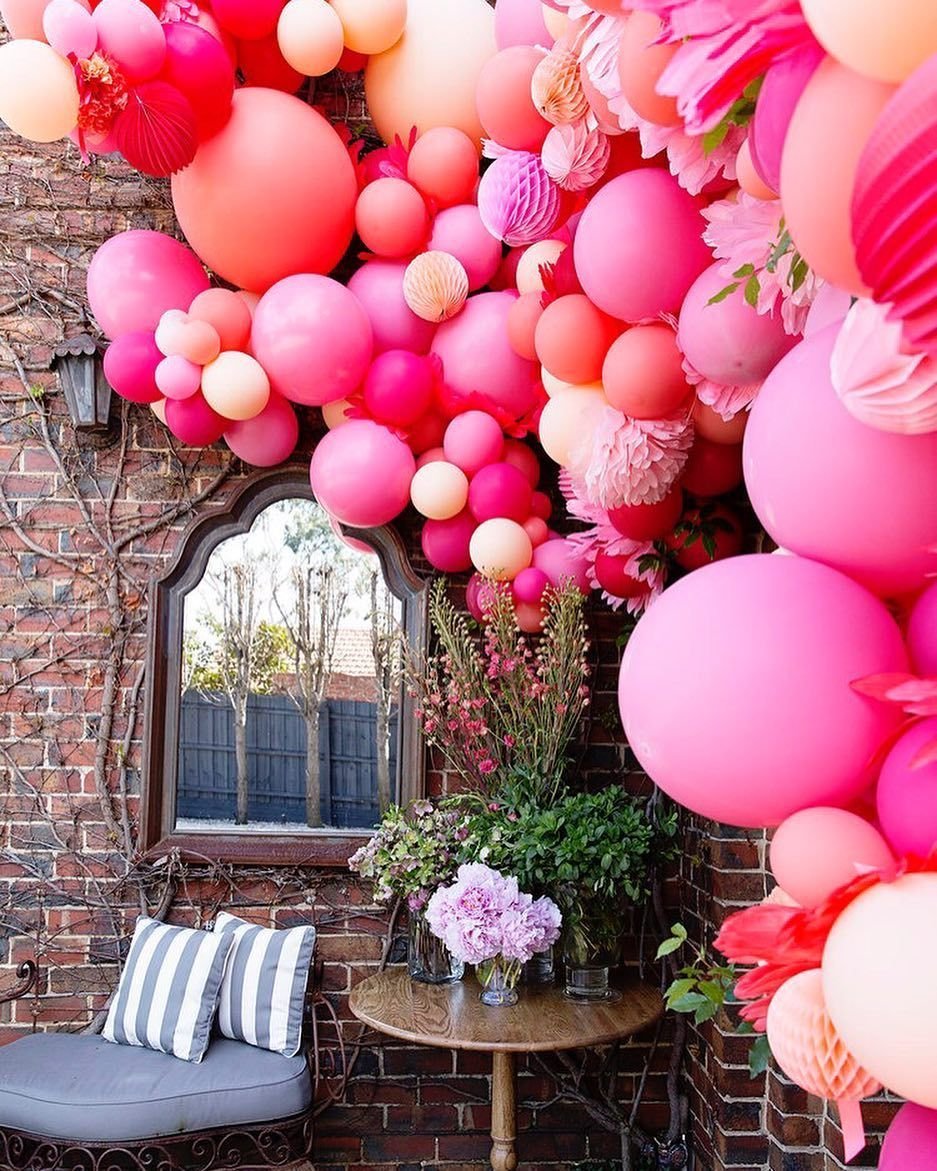 Розовые шары и цветы