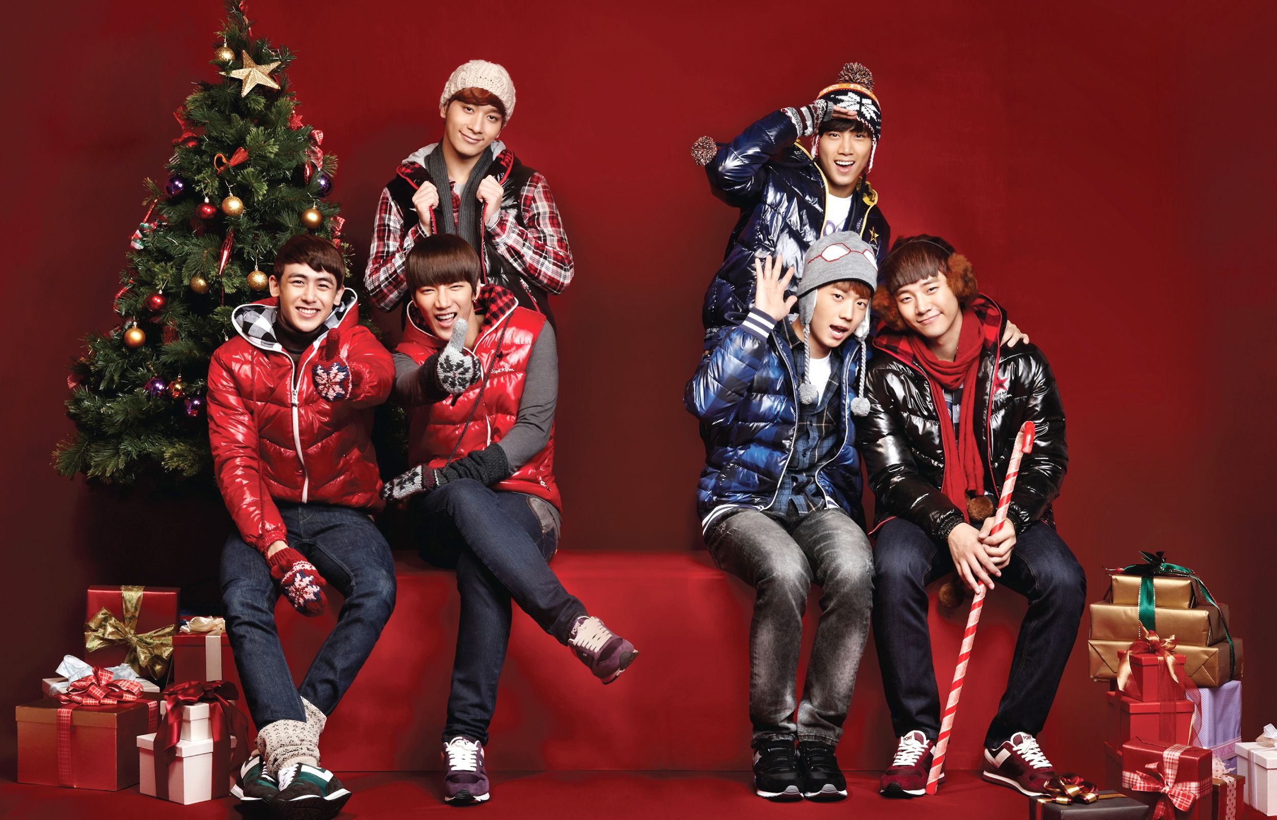 Счастье новый год песня. Корейская группа БТС Рождество. Stray Kids Новогодняя фотосессия. Крисмас кпоп. БТС группа новый год.