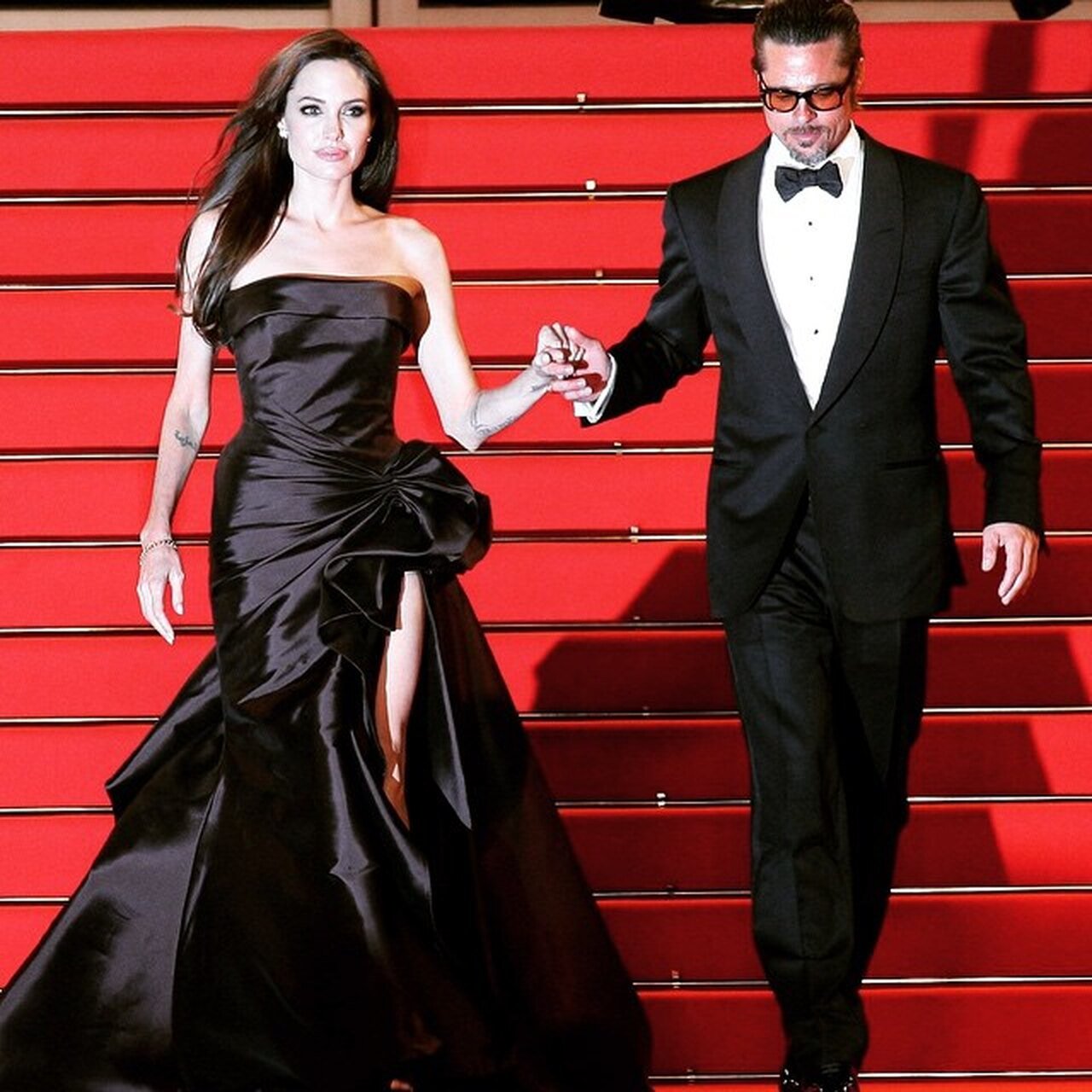 Муж в платье видео. Охранник Анджелины Джоли. Анджелина Джоли в платье и Брэд Питт. Анджелина Джоли в Красном платье. Пара в вечерних нарядах.