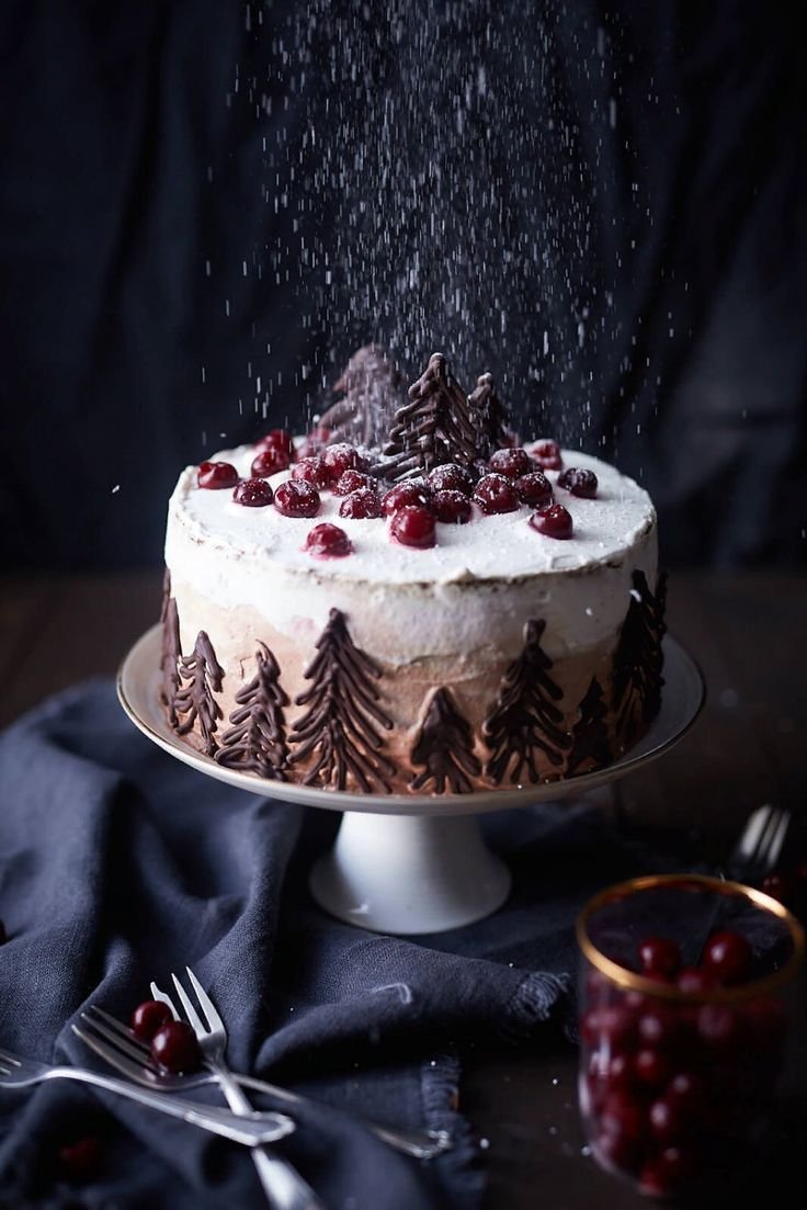 Шоколадный торт с вишневым конфи и крем чиз