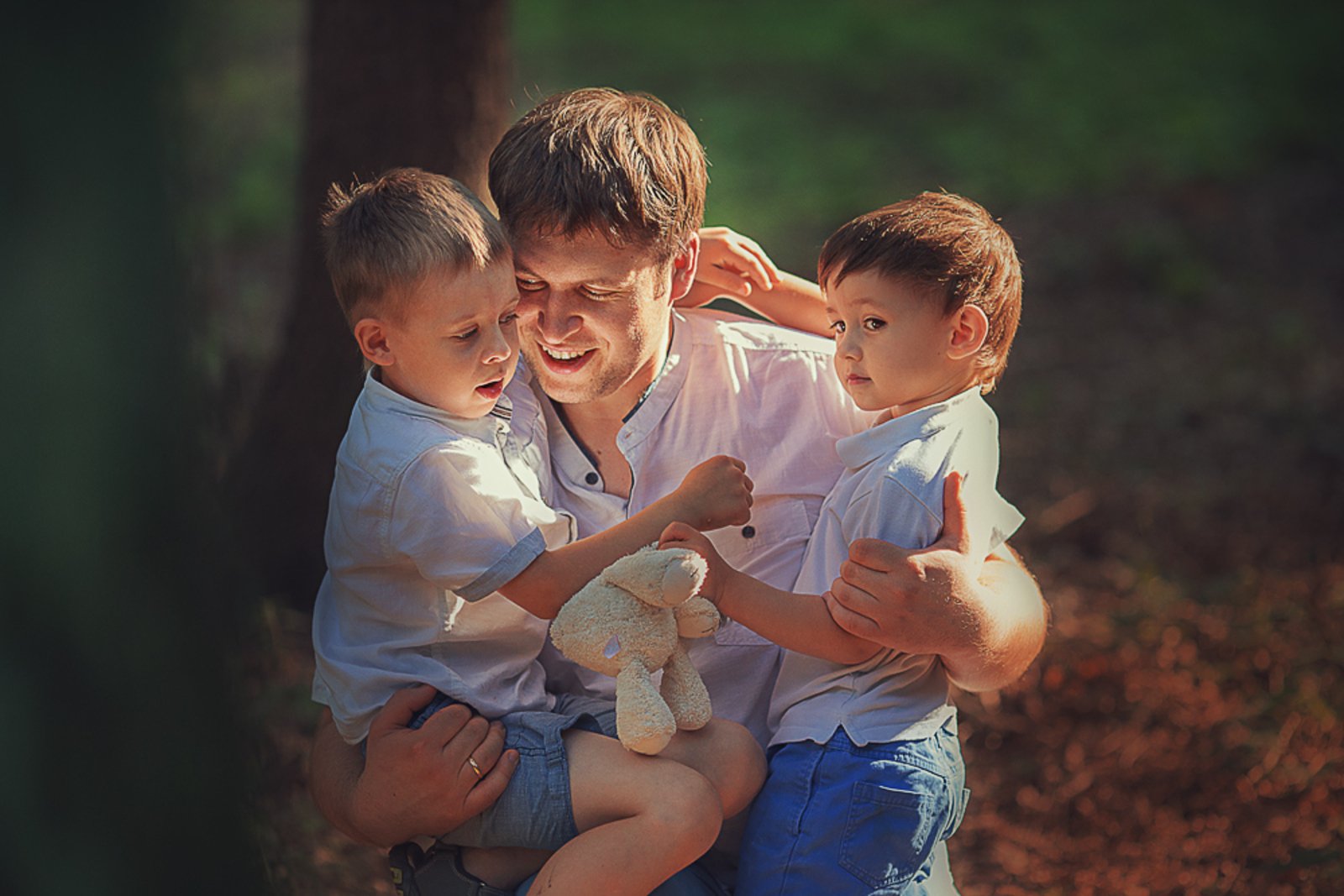 Когда день сыновей. Отец и сын. Фотосессия с двумя сыновьями. Счастливый отец. Два сына.