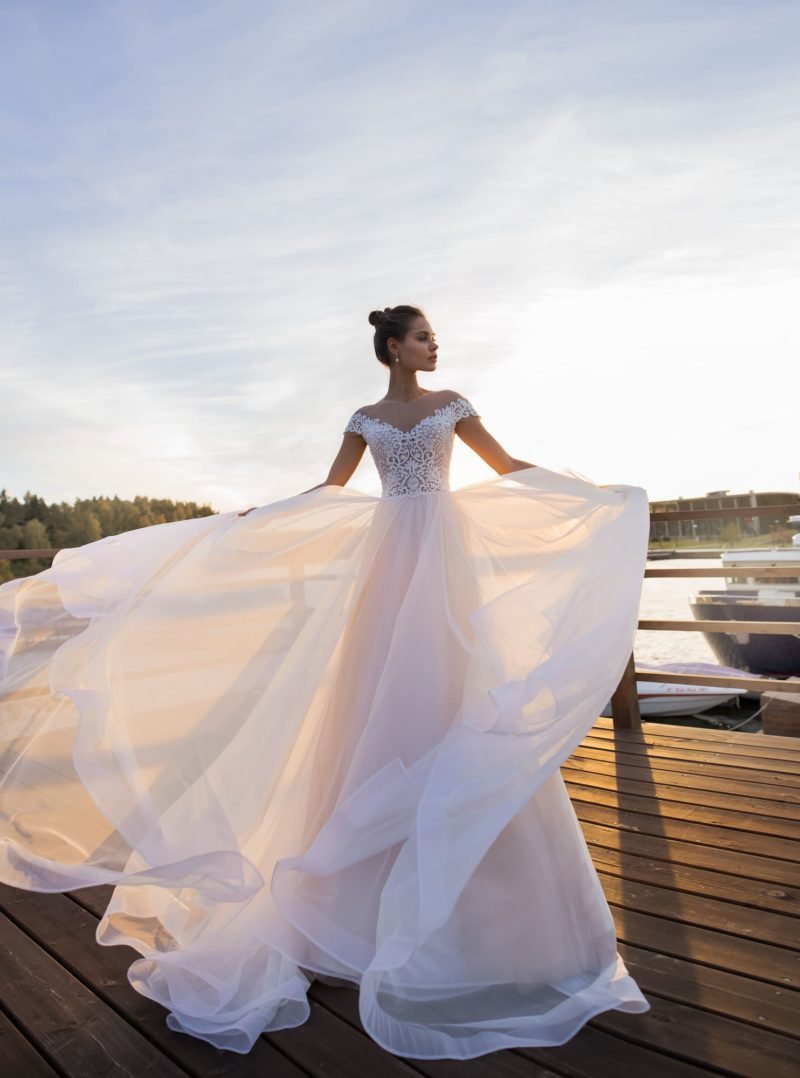 Свадебное платье с воздушными рукавами