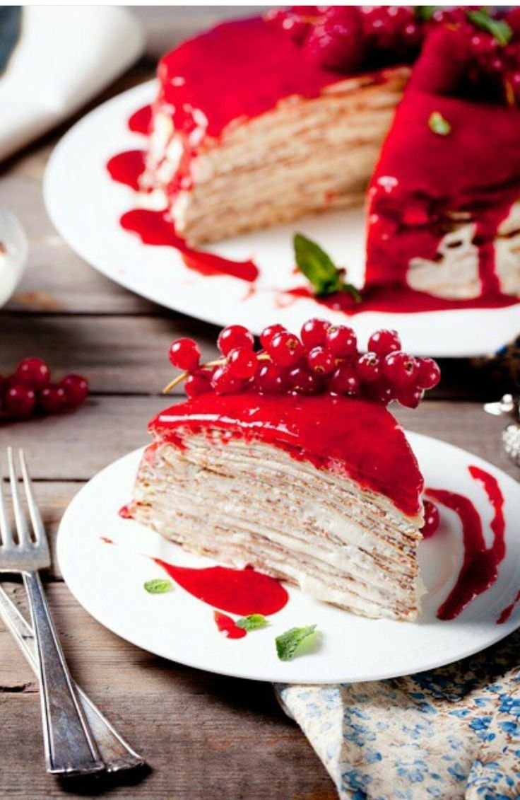 Блинный торт с маскарпоне и ягодами