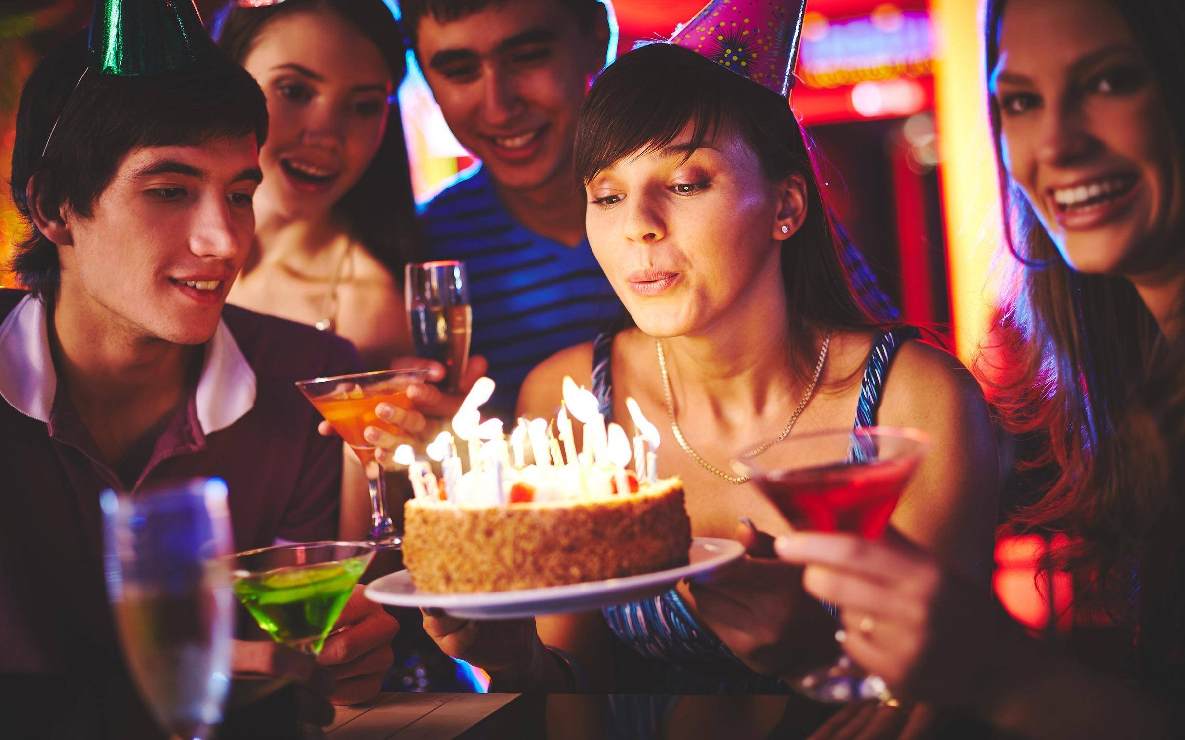 Отметить день рождения астрахань. Празднование дня рождения. Торт вечеринка. Празднуют день рождения. Вечеринка в честь дня рождения.