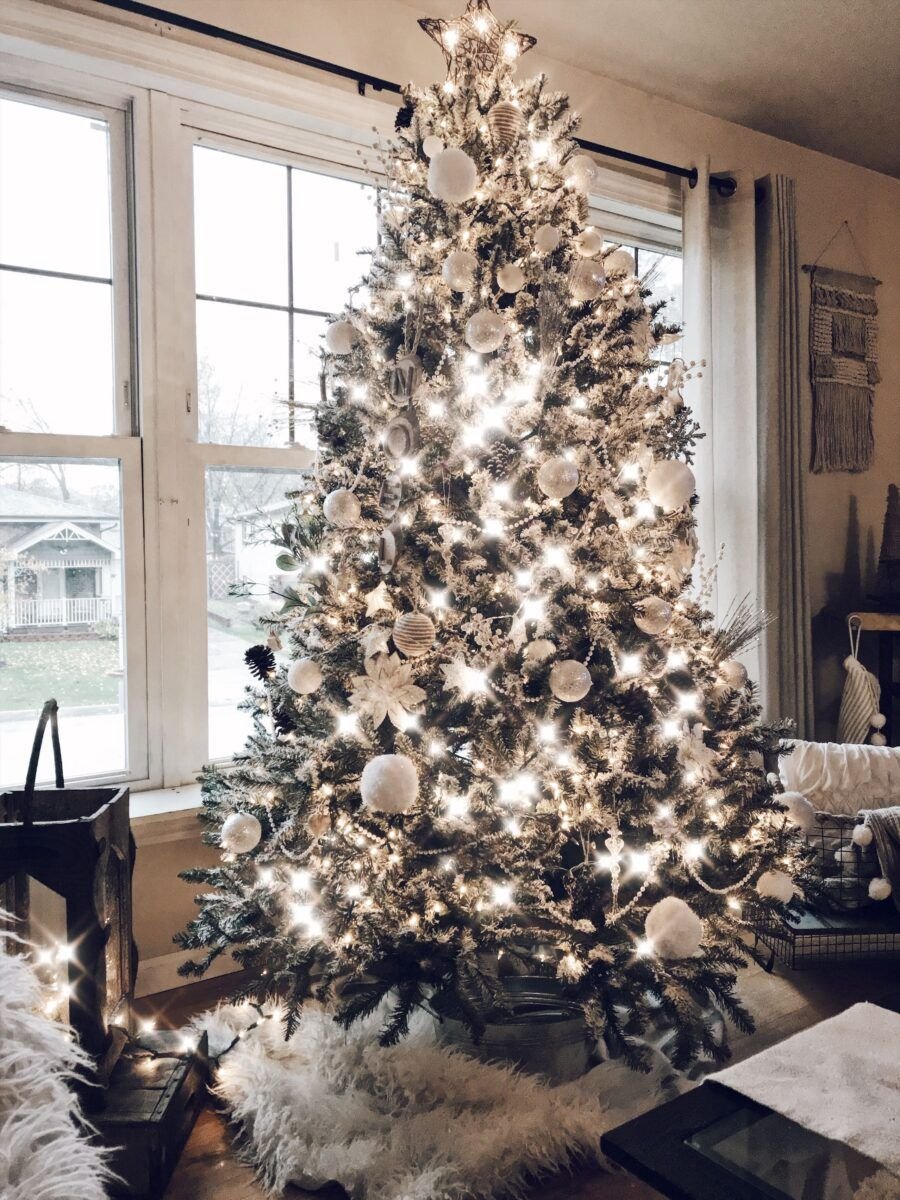 Новогодняя елка в интерьере синяя хорошего качества